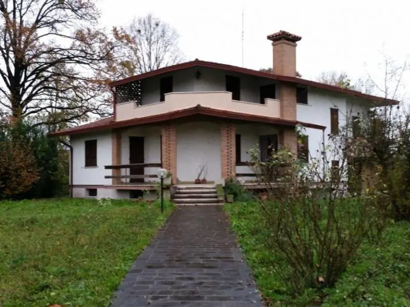Occupano una villa presi e subito liberi Il giudice: «Bisognosi»