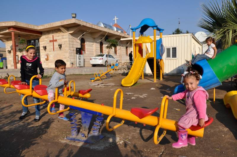 I bambini dei rifugiati cristiani ad Erbil in Kurdistan nella tendopoli della chiesa di Sant'Eli