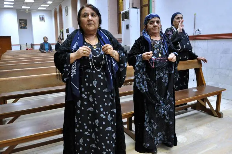 Cristiane alla messa nella chiesa di San Giuseppe ad Erbil in Kurdistan 