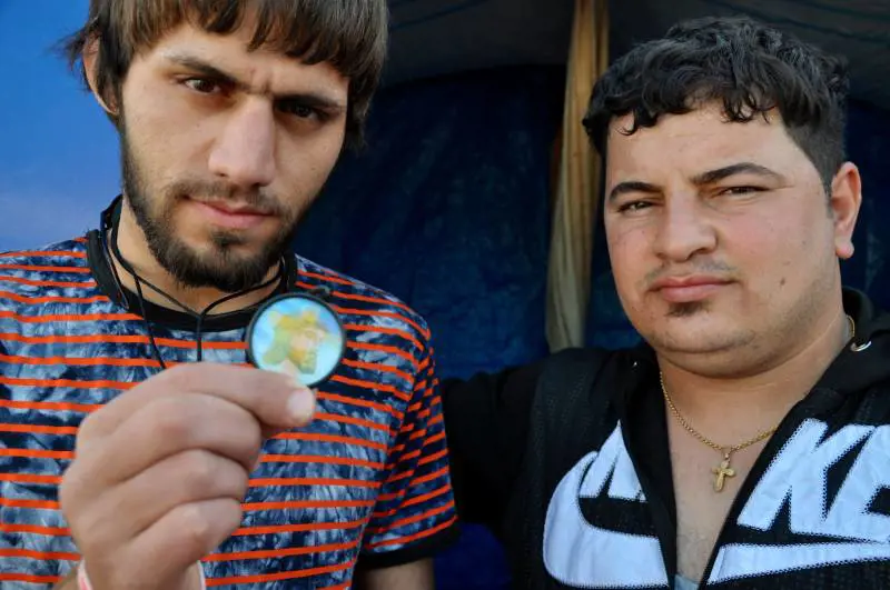 Due giovani che parlano l'aramaico, l'antica lingua di Cristo nella tendopoli della chiesa di Sant'Elia ad Erbil in Kurdistan 