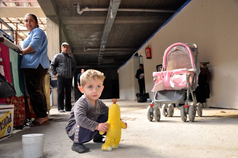 Bambino cristiano rifugiato nel centro commerciale di Erbil in costruzione
