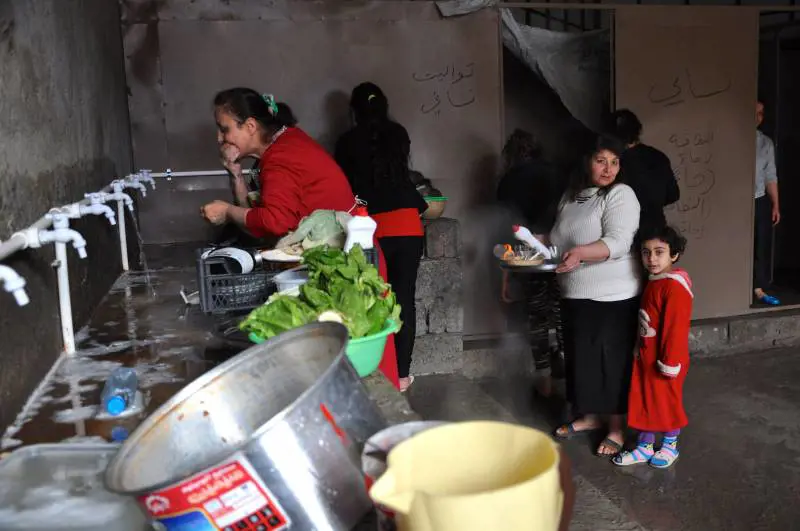 Rifugiati cristiani nel centro ricavato in un super magazzino di Ainkawa in costruzione ad Erbil in Kurdistan 