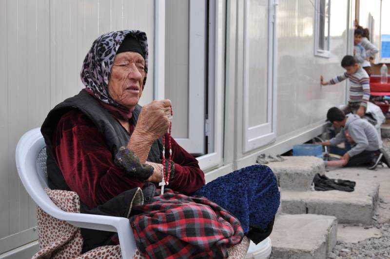 Un'anziana rifugiata cristiana cieca ad Erbil in Kurdistan prega il rosario  