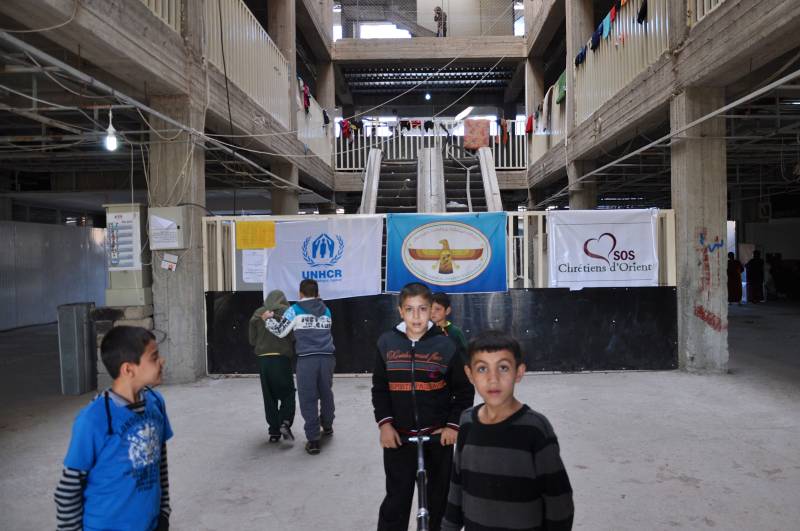 L'ingresso del centro commerciale in costruzione di Ainkawa ad Erbil che ospita i rifugiati cristiani 