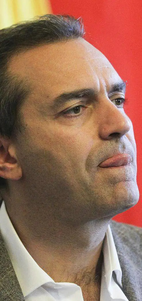 De Magistris scatenato dopo il ritorno in sella assume 370 persone