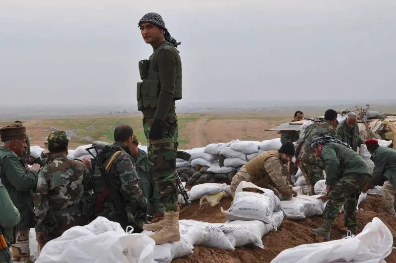 Trincea curda a 23 chilometri da Mosul