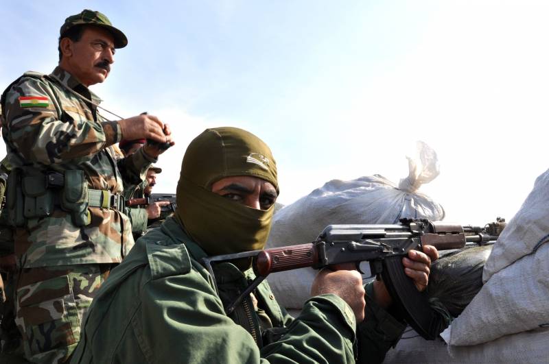 Il generale curdo Sachad Anwarbeg Betwata (in piedi) sulla prima linea a 23 chilometri da Mosul