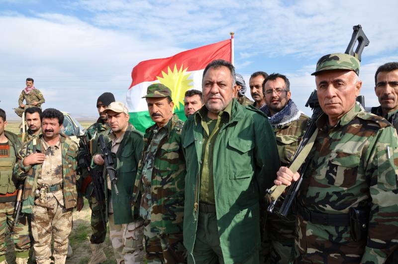 Il  generale curdo Abdul Rahman Kawriny (secondo da destra) con i suoi peshmerga