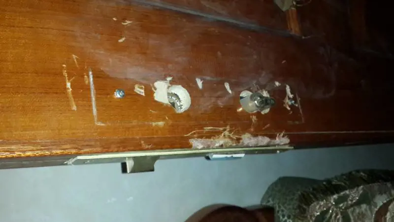La porta forzata della casa dell'ingegnere cristiano saccheggiata