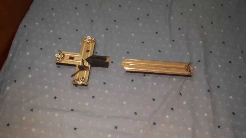 Un crocifisso spezzato nella casa dell'ingegnere cristiano a Telleskef
