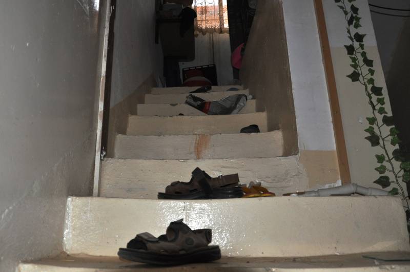 Scarpe abbandonate in una casa cristiana saccheggiata nella cittadina fantasma di Telleskef a 30 chilometri da Mosul prima occupata dall'Isis e poi dai curdi