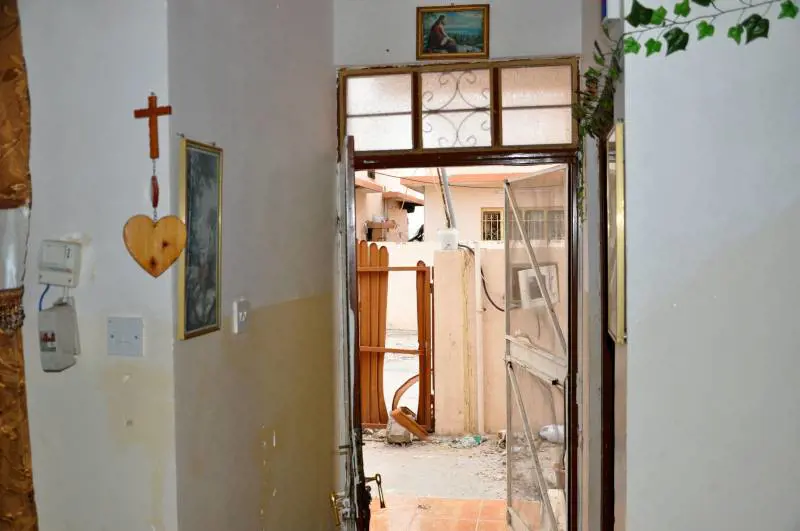 Ingresso di una casa cristiana saccheggiata nella cittadina fantasma di Telleskef a 30 chilometri da Mosul prima occupata dall'Isis e poi dai curdi