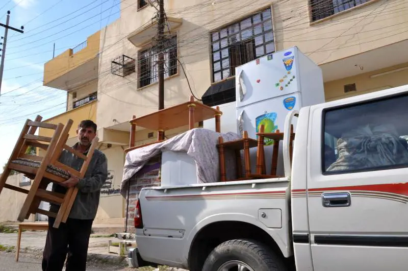 Cristiani recuperano quello che possono dalle loro case nella città fantasma di Telleskef a 30 chilometri da Mosul occupata prima da Isis e adesso dai curdi