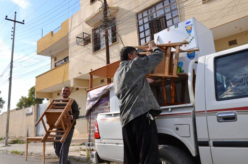 Cristiani recuperano quello che possono dalle loro case nella città fantasma di Telleskef a 30 chilometri da Mosul occupata prima da Isis e adesso dai curdi