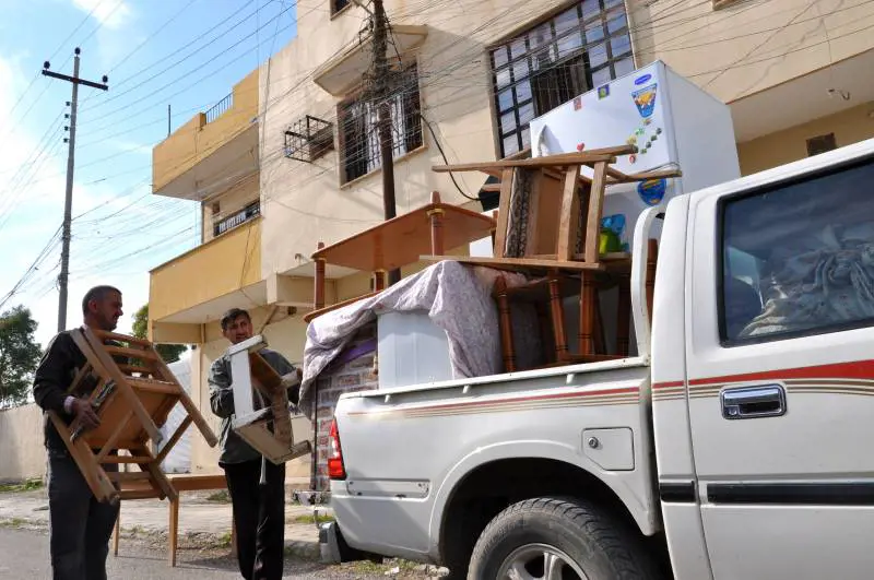 Cristiani recuperano quello che possono dalle loro case nella città fantasma di Telleskef a 30 chilometri da Mosul occupata prima da Isis e adesso dai curdi
