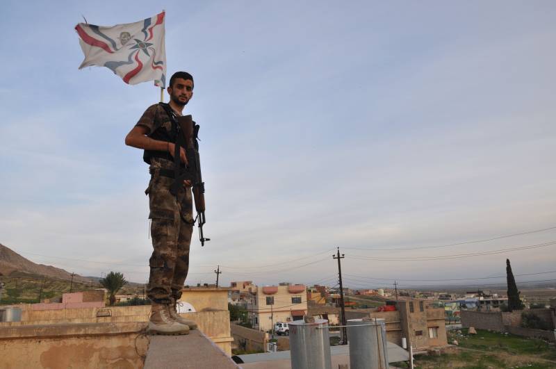 Sentinella cristiana della milizia assira ad Al Qosh in Kurdistan