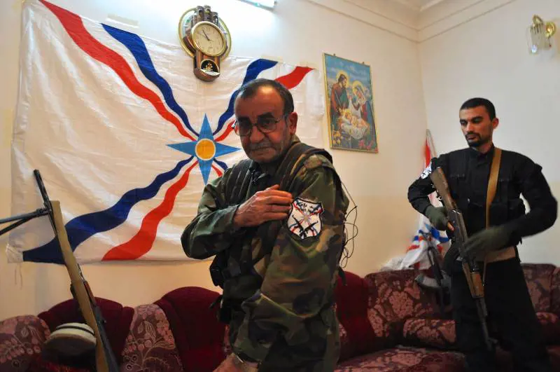 In primo piano il comandante dei volontari cirstiani del sacrificio Aodesko Yousuf Toma nel villaggio abbandonato di Bakufa