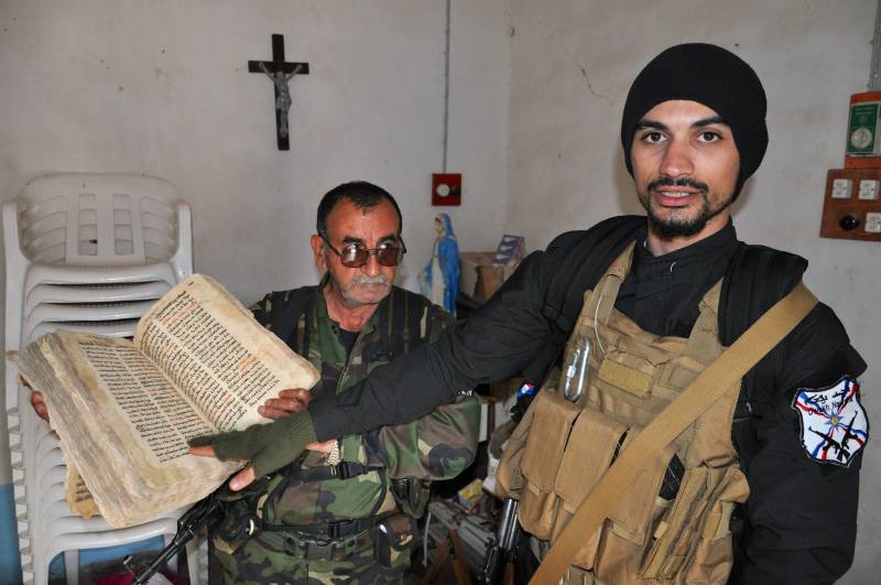 Antichi testi vandalizzati dall'Isis messi in salvo dai volontari cistiani nella chiesa di San giorgio a Bakufa