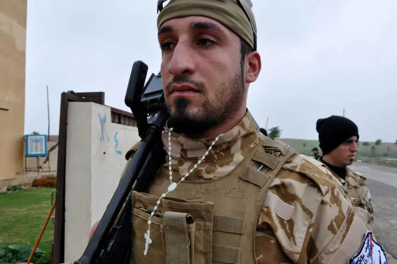 Volontario cristiano del gruppo Dwek Nawsha ("Sacrifichiamo noi stessi") in armi per difendere i cristiani perseguitati
