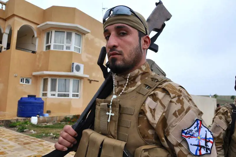 Volontario cristiano del gruppo Dwek Nawsha ("Sacrifichiamo noi stessi") in armi per difendere i cristiani perseguitati