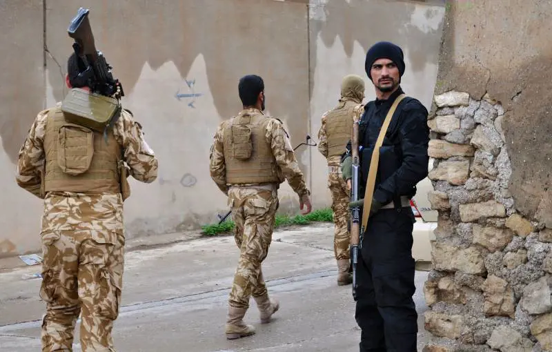Volontari cristiani in pattuglia nel villaggio abbandonato di Bakufa sul fronte a nord di Mosul