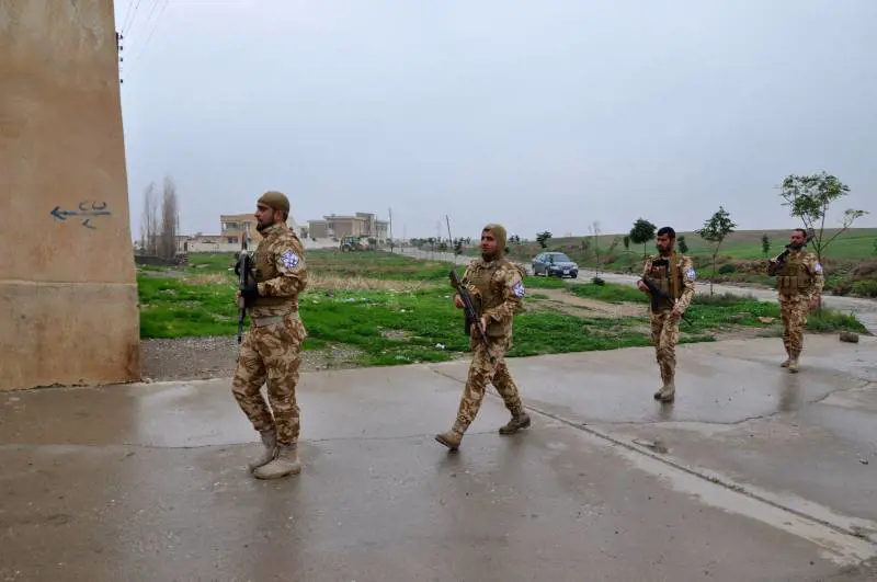 Volontari cristiani in pattuglia nel villaggio abbandonato di Bakufa sul fronte a nord di Mosul