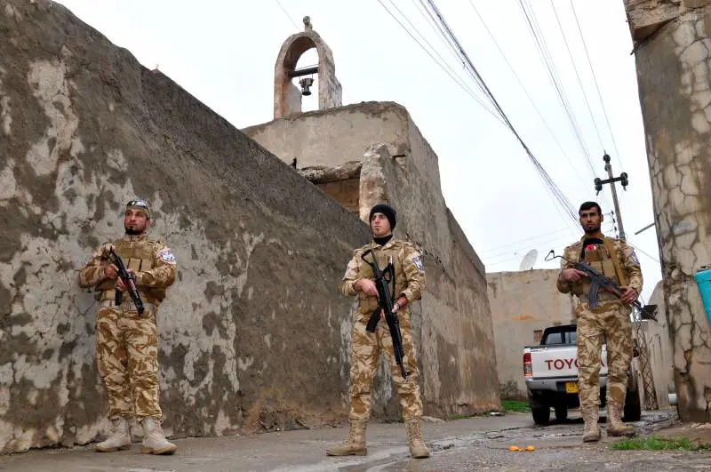 Volontari cristiani presidiano la chiesa di San Giorgio nel villaggio abbandonato di Bakufa sul fronte a nord di Mosul