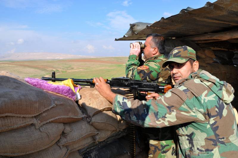 Postazione curda nel nord dell'Iraq ad Hassam Sham a 300 metri dalle linee dello Stato islamico