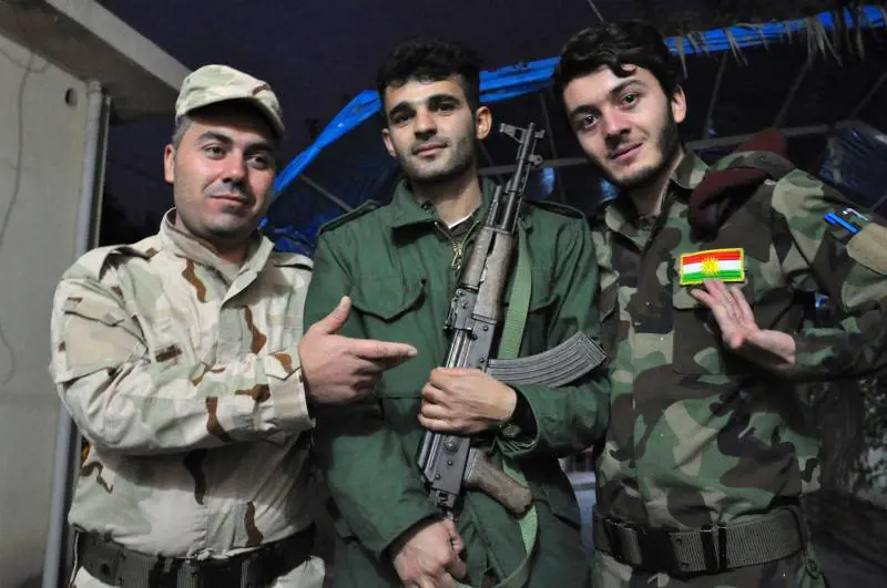 A sinistra Ako, peshmerga "italiano"