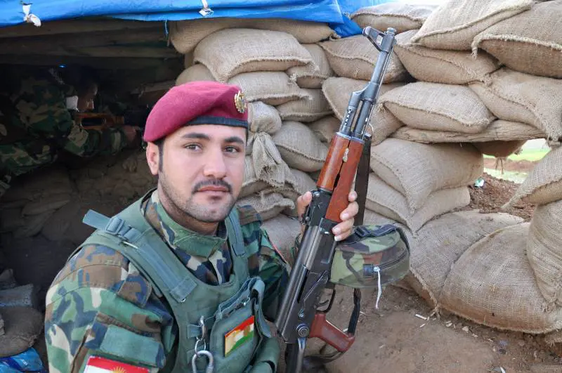 Combattenti curdi sul fronte nel nord dell'Iraq a 20 km da Mosul