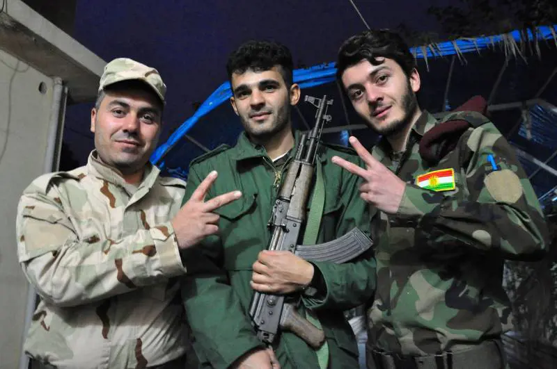A sinistra Ako, peshmerga "italiano"