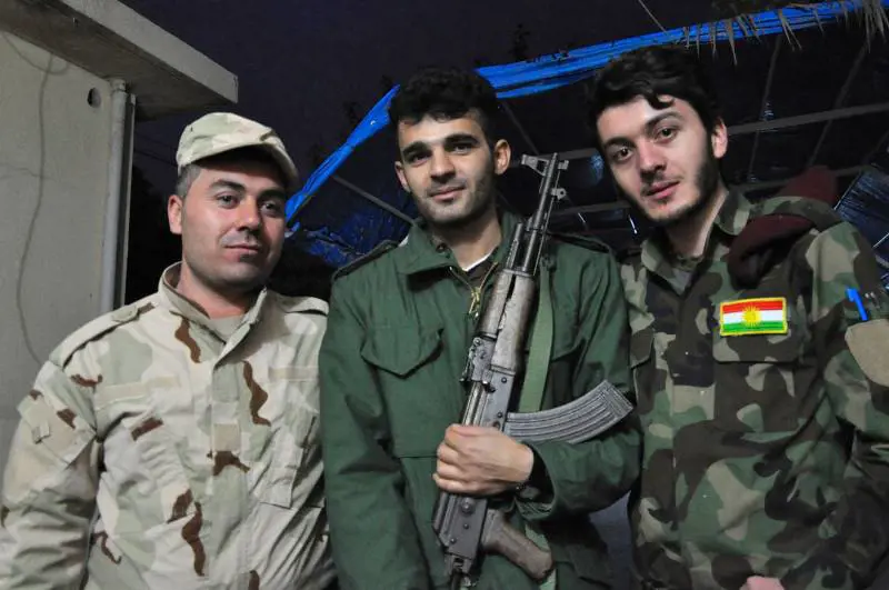 A sinistra Ako, peshmerga "italiano"