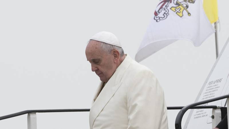 Papa Francesco all'arrivo all'aeroporto di Strasburgo