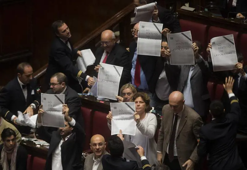 Jobs act, la fronda Pd si spacca Renzi incassa il primo sì