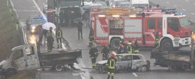 Rapina a portavalori, camion in fiamme sull'A1 all'altezza di Lodi