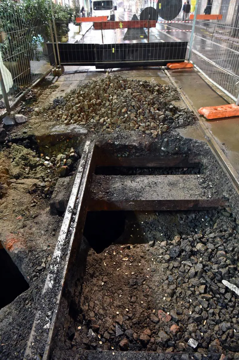 Maltempo a Milano, voragine di due metri tra i binari del tram