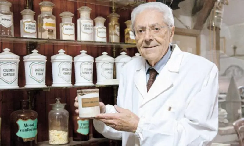 Farmacisti da 11 generazioni: "Ma non smercio profilattici"