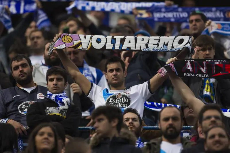 Un tifoso del Deportivo Coruna assiste al match con l'Atletico Madrid