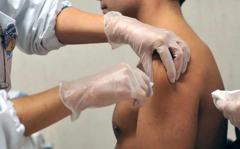 Nella foto d'archivio, vaccinazione contro il virus dell'influenza