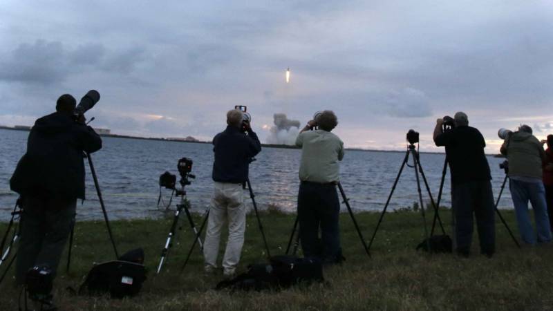 Un gruppo di fotografi segue il lancio di Orion da Cape Canaveral