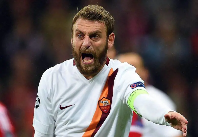 De Rossi, Mammuccari, Belen i vip al telefono con De Carlo