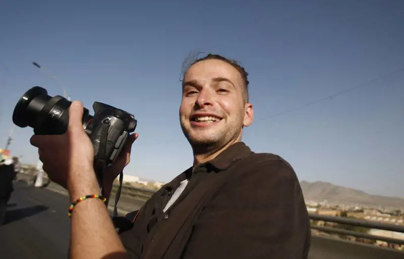 Luke Somers fotografato durante la parata per il secondo anniversario della rivoluzione yemenita