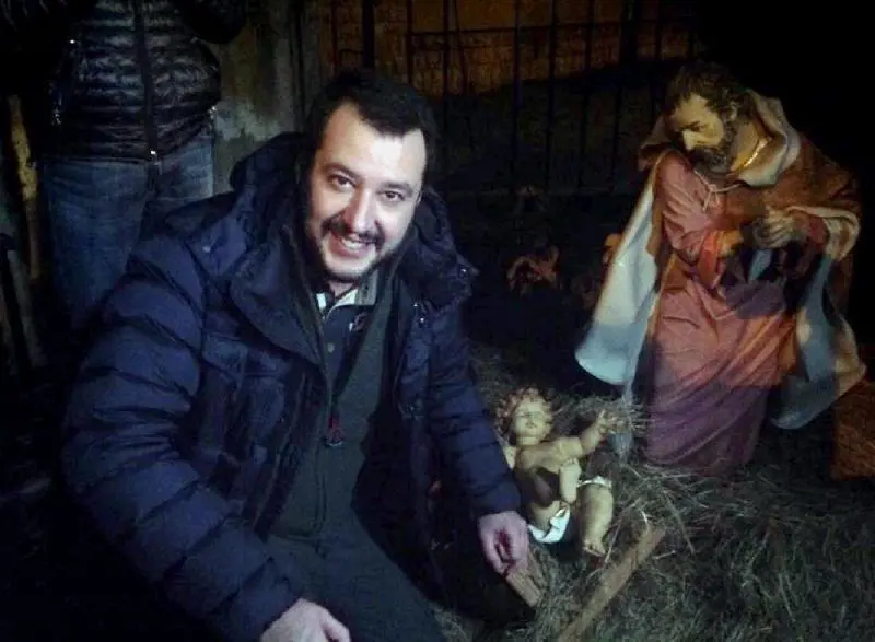 Bergamo, lite sul presepe vietato in una scuola. Salvini: "Lo porto io"