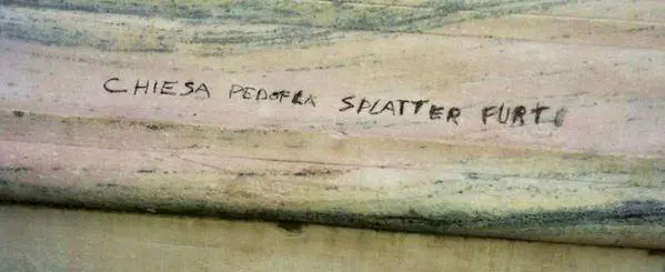 Duomo nel mirino dei vandali: scritta blasfema sul marmo
