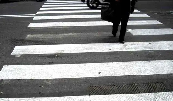 Roma, attraversa e viene investita: multata perché non era sulle strisce pedonali