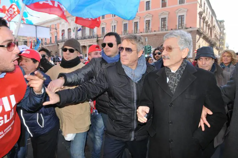 D'Alema contestato a Bari: "Tutta colpa di voi politici"