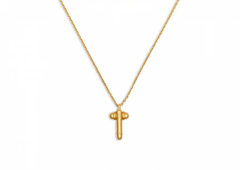 "Collana-pene" per Natale, polemica su Tom Ford: il gioiello ricorda il crocifisso?