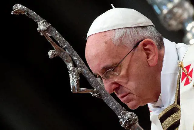 Immigrati, la strigliata di Francesco: "Chi li respinge chieda perdono"