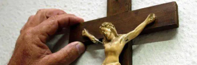 Trieste, sanzionato il prof che tolse il crocifisso dall'aula