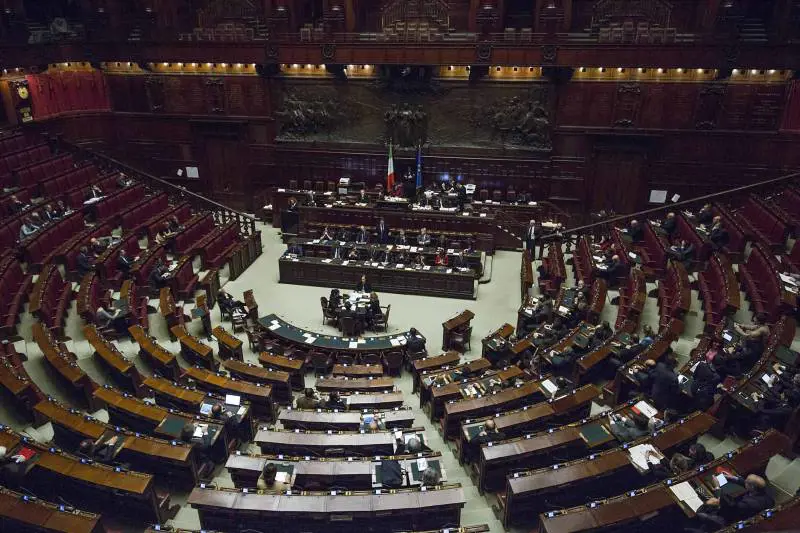 Renzi parla d'Europa, nessuno lo ascolta: Aula deserta
